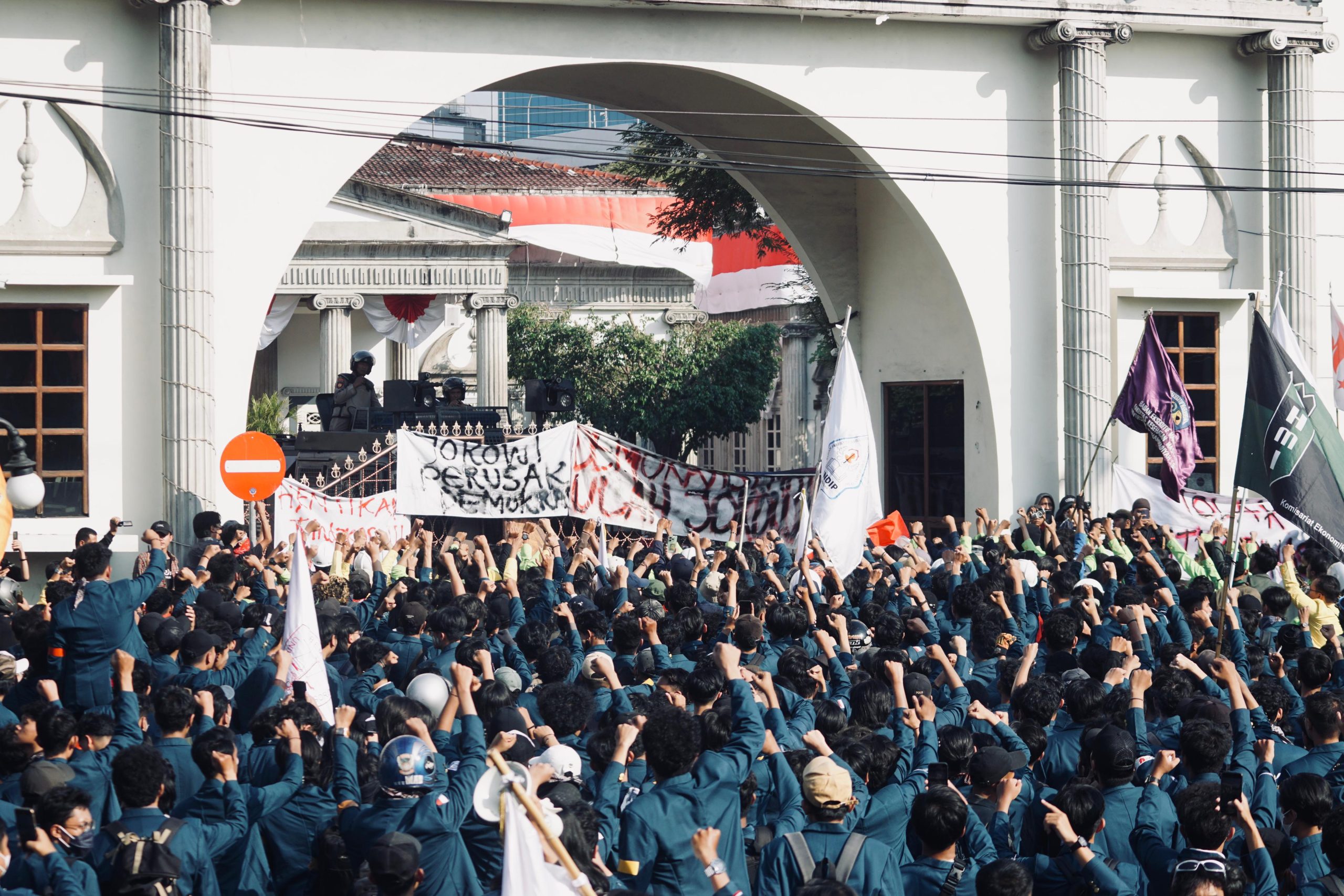 Bisikan Nurani di Tengah Badai Demokrasi